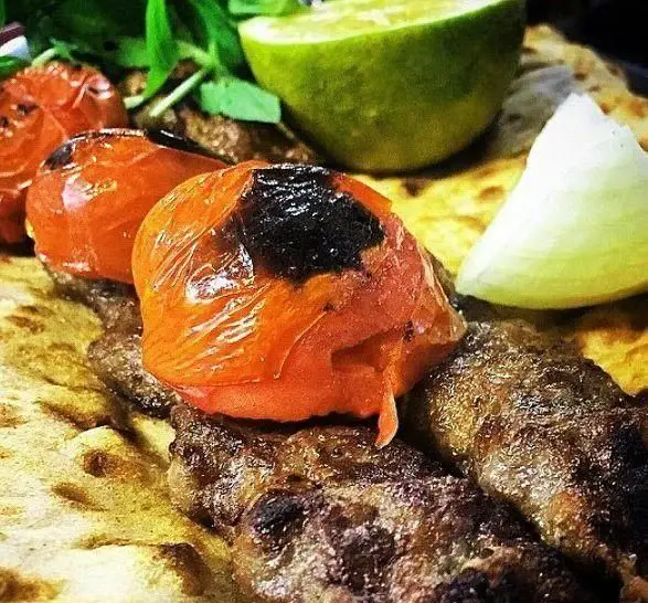 کباب کوبیده اصیل ایرانی رستوران توچال کباب، با گوجه کبابی، لیمو ترش و پیاز تازه، بهترین تجربه غذایی.