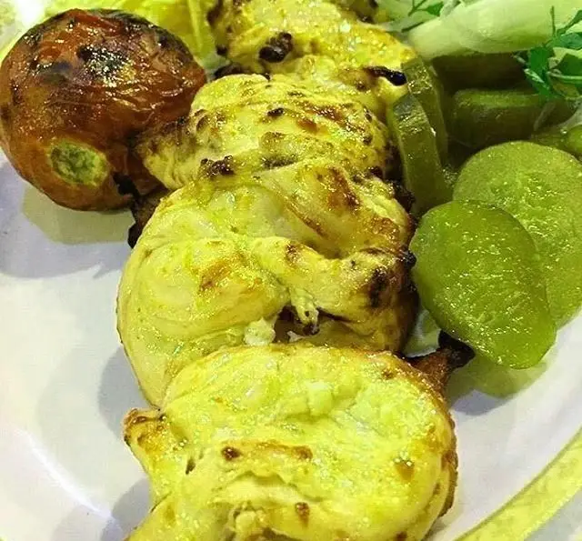 لذت جوجه کباب زعفرانی و خوشمزه رستوران توچال کباب، همراه با گوجه کبابی و خیارشور تازه، بهترین انتخاب برای ناهار و شام.