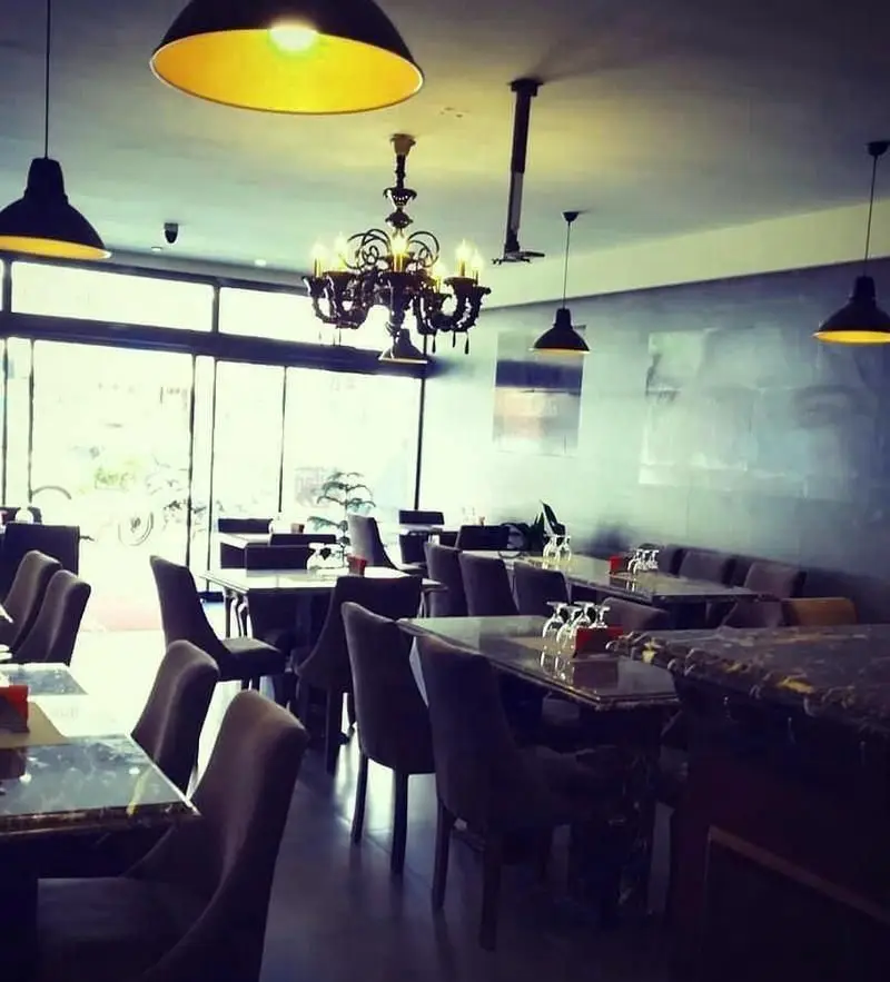 تصویر از فضای داخلی دلنشین و دنج رستوران ایتالیایی پی نو با میز و صندلی‌های راحت، نورپردازی گرم و محیطی مناسب برای صرف غذا.