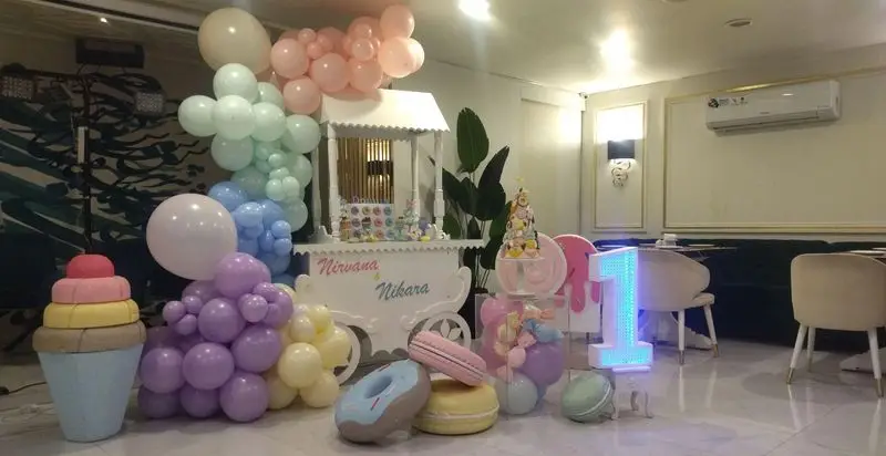 جشن تولد یک سالگی لوکس در شاندیز روما؛ دکوراسیون بادکنکی پاستلی، میز دسر با شیرینی‌های متنوع Nirvana و Nikara.