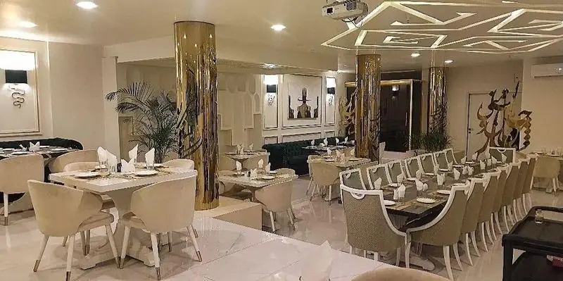 فضای داخلی لوکس و مدرن رستوران شاندیز روما با دکوراسیون شیک، میزهای غذاخوری چیده شده و صندلی‌های راحت برای پذیرایی مهمانان.