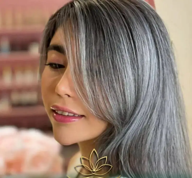 نمونه رنگ موی دودی نقره ای شیک و جذاب زنانه با لایت های سوزنی و درخشان در سالن زیبایی لوتوس بیوتی برای خانم های خاص پسند