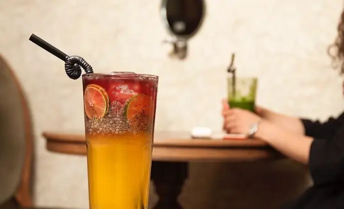 نوشیدنی لایه‌لایه میوه‌ای و تخم شربتی در کافه ژی، لحظاتی دلپذیر در محیطی آرام و شیک برای تجربه طعم‌های خاص و خنک.