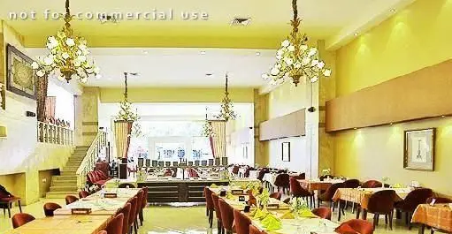 فضای داخلی شیک و بزرگ رستوران ستارگان شاندیز فرمانیه با میزهای آماده پذیرایی و لوسترهای زیبا. محیطی عالی برای تجربه غذای ایرانی.