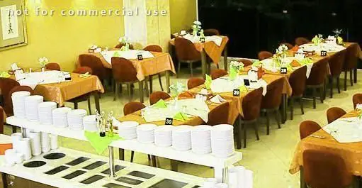 سالن غذاخوری بزرگ و لوکس رستوران ستارگان شاندیز فرمانیه با میزهای چیده شده، آماده پذیرایی از مهمانان و بوفه سلف سرویس.