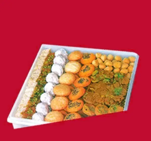 سینی بزرگ سوغات یزد با مجموعه‌ای دلپذیر از شیرینی‌های سنتی و اصیل یزدی: قطاب، باقلوا، حاجی بادام، پشمک و لوز.