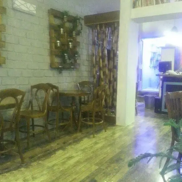 فضای داخلی دلنشین کافه دوبلین با دکوراسیون آجری، میز و صندلی‌های چوبی و نورپردازی گرم، مکانی ایده‌آل برای استراحت و گپ‌وگفت.