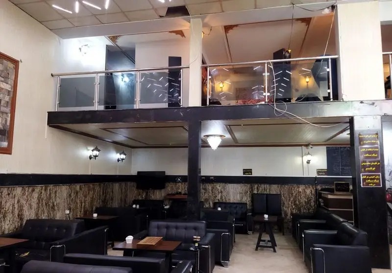 تصویری از کافه عربی صوفیا، فضایی دلباز و دو طبقه با مبلمان راحتی چرمی مشکی، میزهای چوبی، دکوراسیون خاص و نورپردازی دلنشین برای تجربه ای آرام.