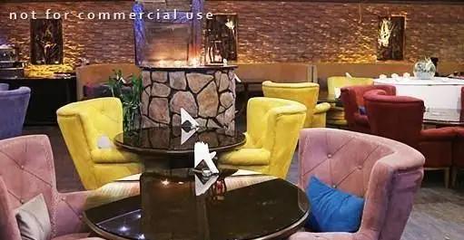 دکوراسیون داخلی کافه رستوران دل فارو با صندلی‌های مخملی رنگارنگ، میزهای شیک و نورپردازی گرم، فضایی مدرن و دلنشین.