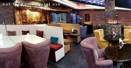 نمایی از فضای داخلی کافه رستوران دل فارو، با دکوراسیون مدرن و سنتی، میز و صندلی‌های شیک و راحت، محیطی آرام و دلنشین برای مشتریان.