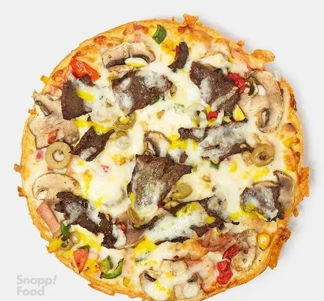 پیتزا مخصوص بارو با قارچ تازه، تکه های گوشت استیک لذیذ، زیتون، فلفل دلمه و پنیر موزارلا فراوان. بهترین انتخاب برای سفارش آنلاین پیتزا.