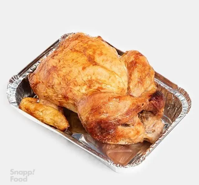 مرغ بریان طلایی و برشته بارو به صورت کامل در سینی آلومینیومی، آماده سفارش و ارسال، تجربه‌ای لذیذ از غذای گرم.