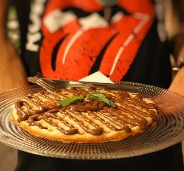 وافل خوشمزه و تازه کافه مان و رو با سس شکلاتی غلیظ و تزیین برگ نعناع، انتخابی عالی برای صبحانه یا دسر شما.