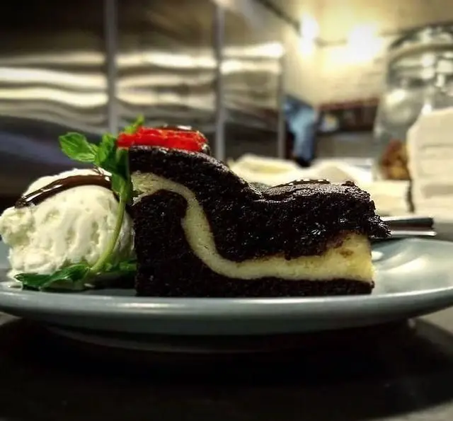 در کافه مان و رو، طعم بی‌نظیر برش چیزکیک شکلاتی مرمری همراه با بستنی وانیلی و سس شکلات را تجربه کنید.