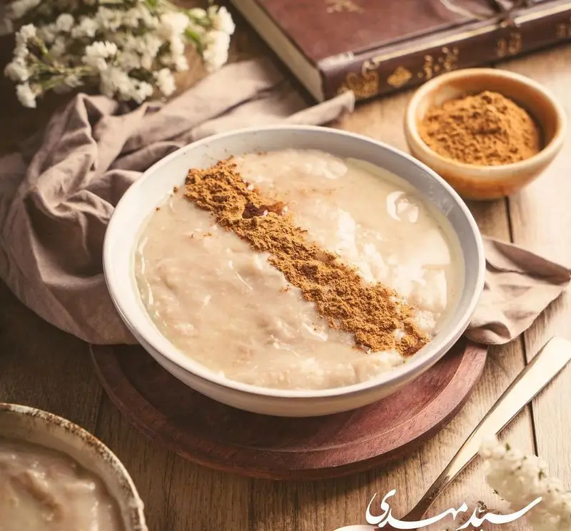 یک کاسه حلیم خوشرنگ و لذیذ با تزئین دارچین، آماده سرو از حلیم و آش سید مهدی. غذای سنتی ایرانی برای صبحانه.