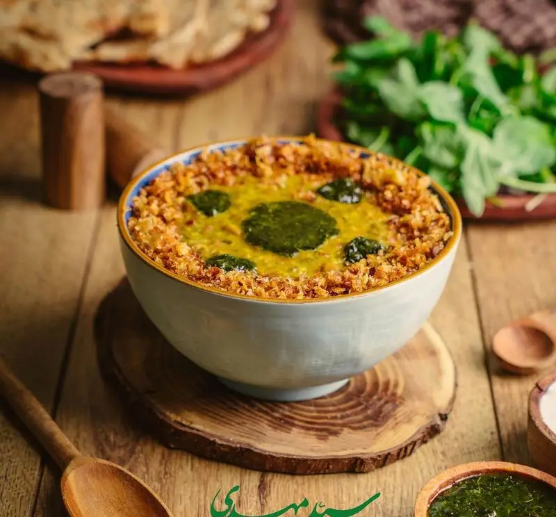 حلیم سنتی و خوش طعم حلیم و آش سید مهدی، با تزئینات پیازداغ و نعناع داغ، آماده لذت بردن از یک وعده غذای گرم و دلچسب ایرانی.