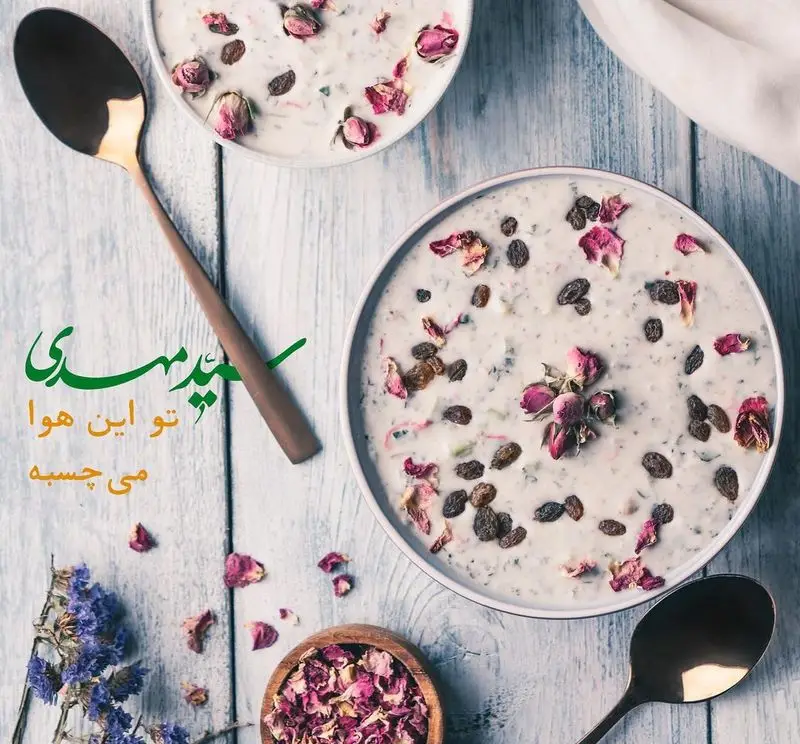 آبدوغ خیار خنک و گوارای سید مهدی با تزیین کشمش و گل محمدی، ایده‌آل برای رفع عطش در هوای گرم تابستان.