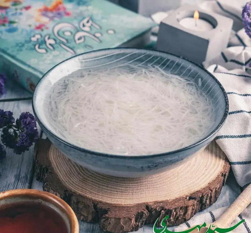 رشته‌های سفید در آب، آماده‌سازی آش رشته حلیم و آش سید مهدی، غذای سنتی نذری مناسب برای افطاری رمضان با کیفیت عالی.