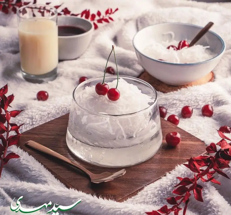 تصویر دسر تابستانی خنک (شبیه فالوده شیرازی) با گیلاس تازه، به همراه نوشیدنی، ارائه شده توسط حلیم و آش سید مهدی.