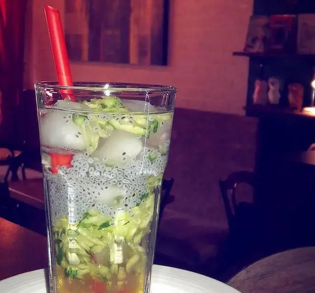 لذت یک نوشیدنی خنک و دلپذیر ملون و تخم شربتی با خیار در محیط دلنشین کافه آرکو. طعمی متفاوت و دلچسب.