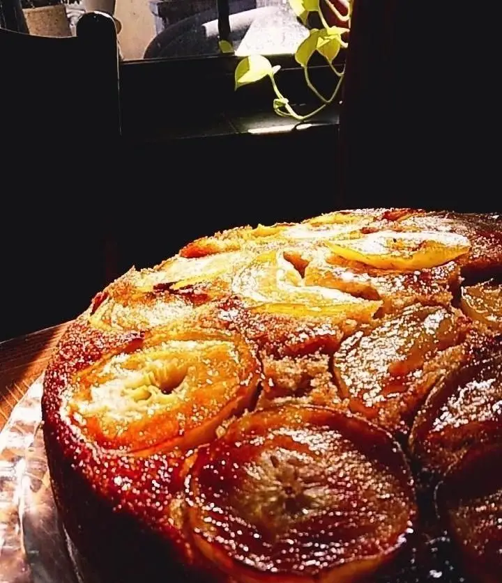 کیک میوه ای وارونه با رویه کاراملی و براق، آماده سرو در کافه آرکو. طعم شیرین دسر خانگی برای لحظات دلنشین شما.