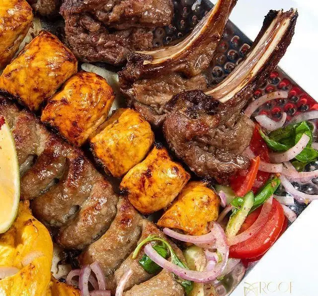 بشقاب میکس کباب لذیذ کافه رستوران روف لانژ: جوجه کباب، شیشلیک، کباب کوبیده و گوشت بره کبابی با سالاد تازه.