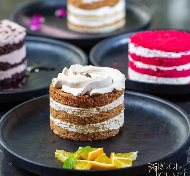 انواع کیک‌های لایه ای و خوشمزه کافه رستوران روف لانژ؛ شامل کیک هویج با خامه، ردولوت و شکلاتی، مناسب دسر.