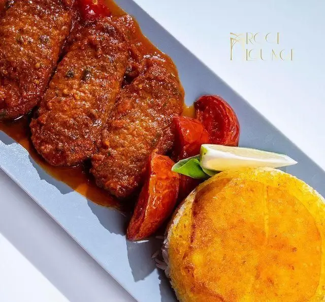 شامی کباب کافه رستوران روف لانژ: سه تکه خوشمزه در سس قرمز، گوجه کبابی، لیمو و ته دیگ زعفرانی طلایی. یک تجربه غذایی اصیل.