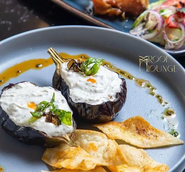پیش غذای شیک کافه رستوران روف لانژ: بادمجان کبابی با سس ماست و سبزی، به همراه نان برشته. طعمی بی‌نظیر برای شام در Rooflounge Cafe.