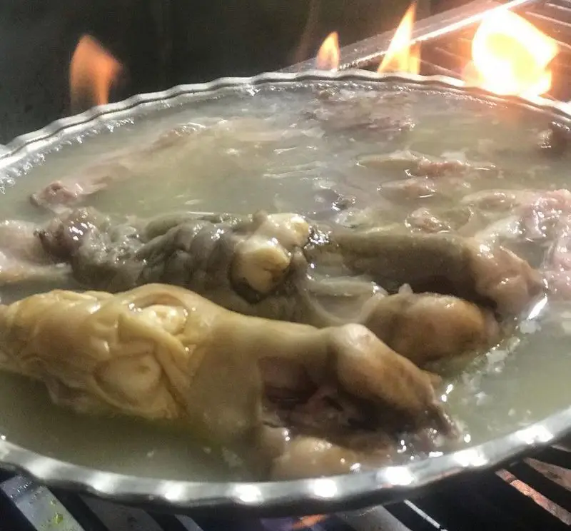 پخت کله پاچه و پاچه داغ و لذیذ طباخی کاج روی آتش. تجربه‌ای اصیل از غذای سنتی و مقوی ایرانی در طباخی کاج.