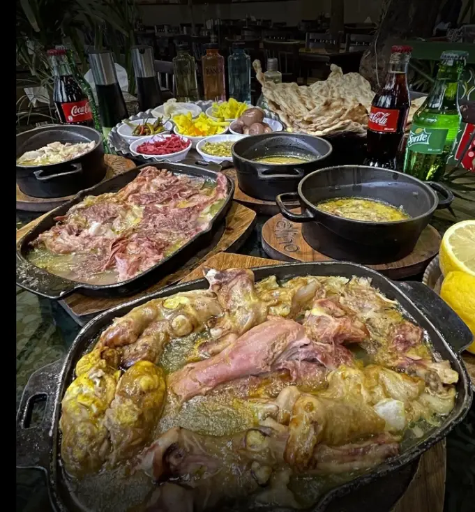 میز شاهانه کله پاچه و سیرابی در طباخی کاج؛ صبحانه سنتی ایرانی با نان داغ، انواع مخلفات و نوشیدنی‌ها در رستوران.