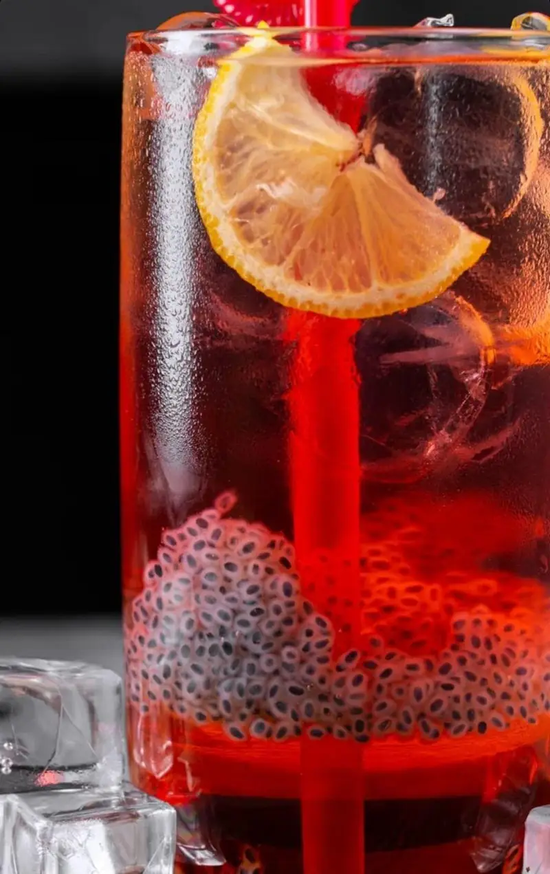 نوشیدنی خنک تخم شربتی با برش لیمو در کافه بیلیارد پلن بی؛ لذت طعمی تازه و تابستانی در محیطی دلنشین.