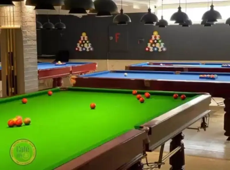 تصویری از کافه بیلیارد پلن بی، سالن بزرگ با میزهای اسنوکر و بیلیارد، محیطی مدرن و مجهز برای سرگرمی و بازی‌های گروهی.
