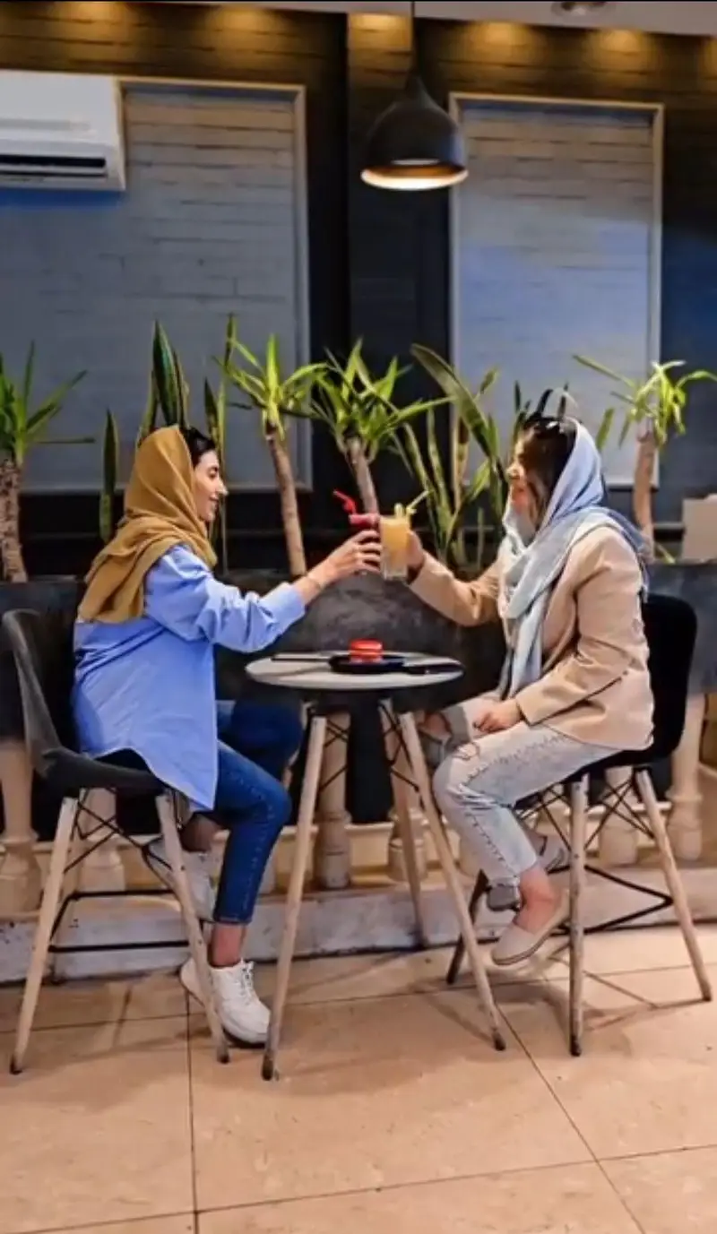 دو بانو در کافه بیلیارد پلن بی، در حال نوشیدن و گذراندن اوقاتی خوش. محیطی دلنشین و مدرن برای تجربه‌ای خاطره‌انگیز و دوستانه.