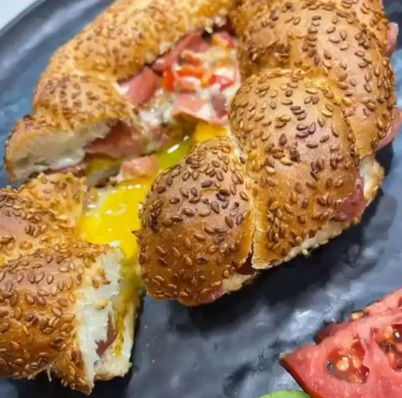 سیمیت ویژه کافه بیلیارد پلن بی، پر از تخم مرغ نیمرو، سوسیس و فلفل، بهترین انتخاب برای یک صبحانه کامل و انرژی‌بخش.