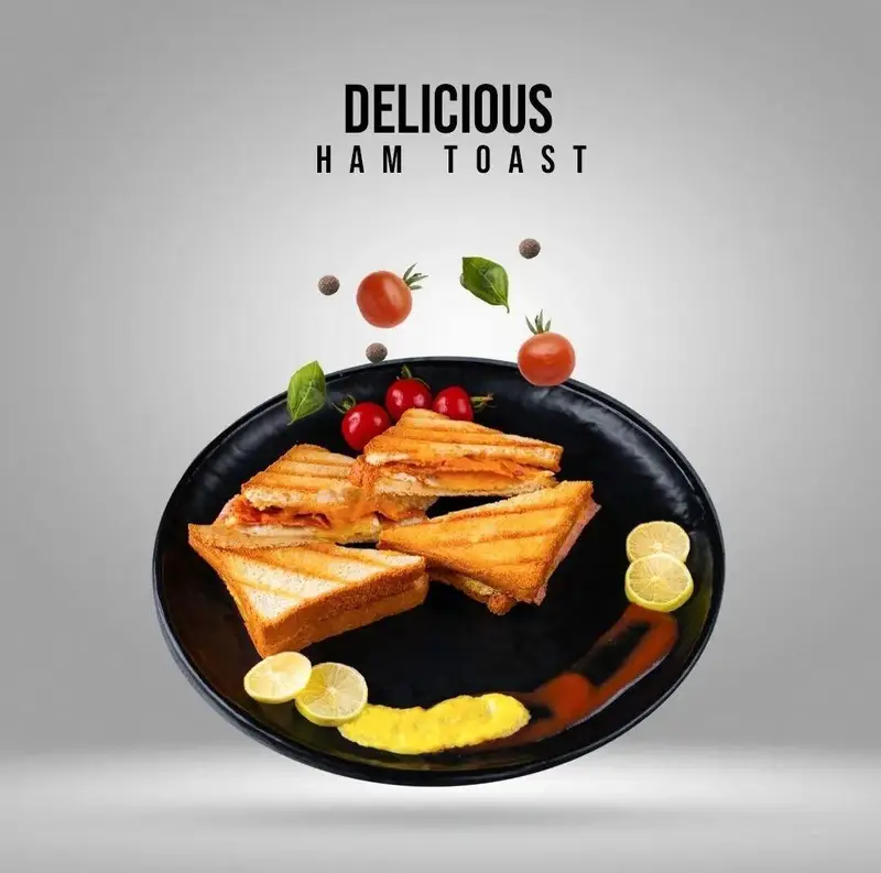 ساندویچ تست ژامبون خوشمزه و لذیذ در کافه بیلیارد پلن بی، همراه با چاشنی‌های تازه و تزیینات اشتها آور، مناسب منوی کافه و رستوران.