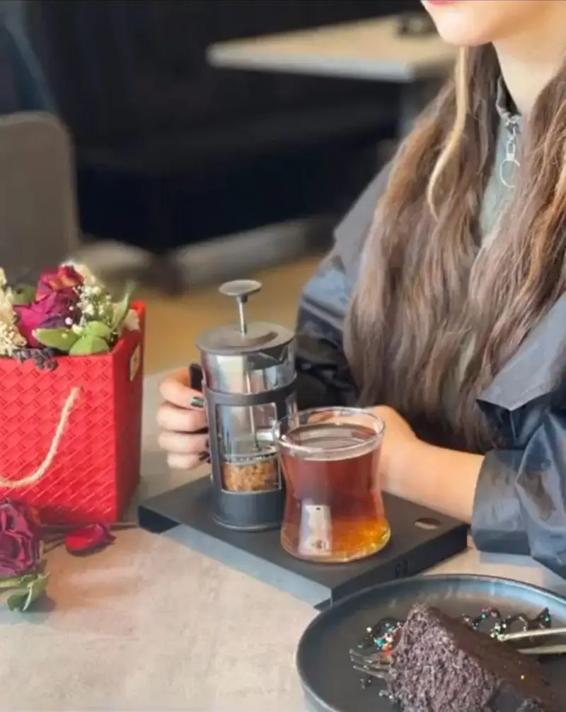 لذت نوشیدن چای تازه دم و کیک شکلاتی در کافه بیلیارد پلن بی. محیطی دلنشین برای تجربه‌ای آرامش‌بخش و لحظات شیرین.