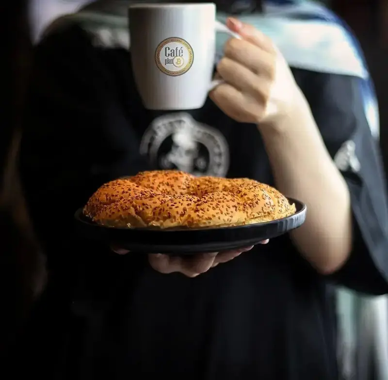 قهوه و نان کنجدی تازه در کافه بیلیارد پلن بی. لذت صبحانه یا عصرانه با ماگ اختصاصی Café Plan B و بهترین کیفیت.