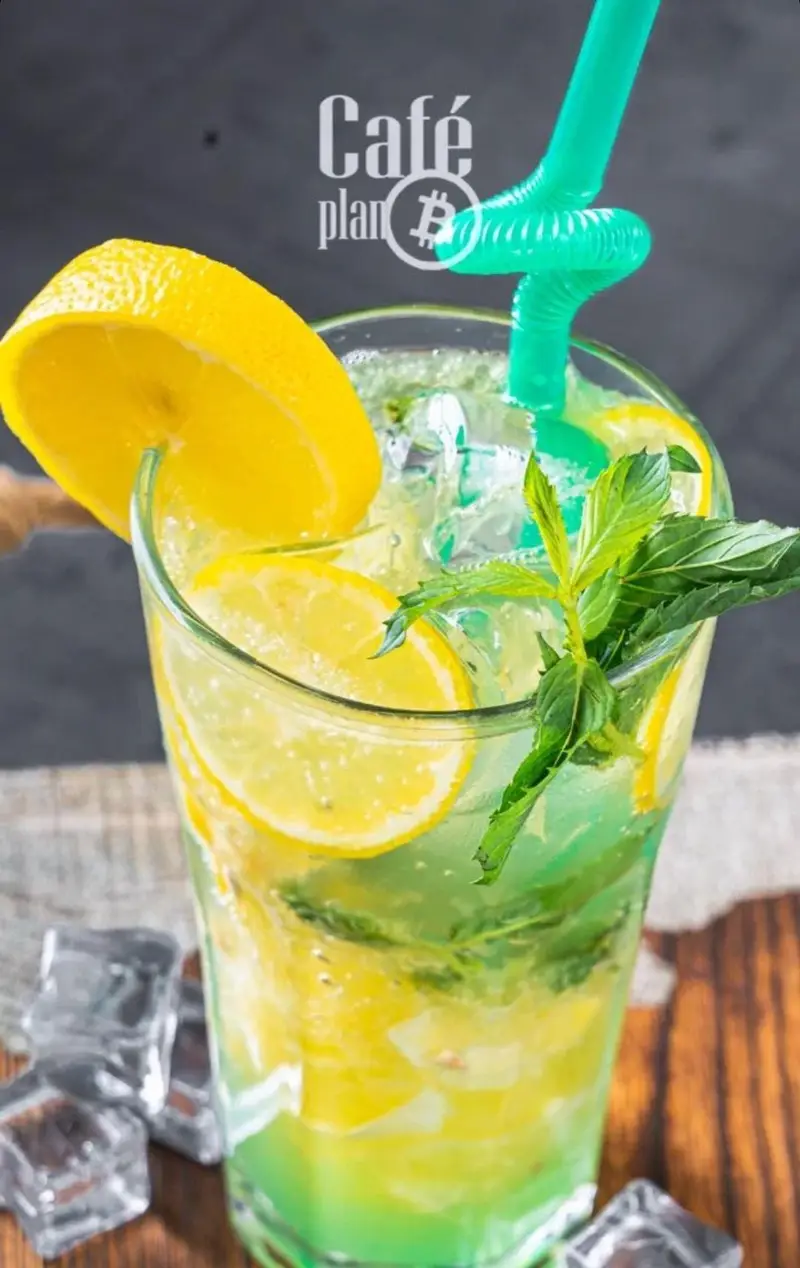 نوشیدنی لیموناد یا موهیتو خنک و گوارا در کافه بیلیارد پلن بی، ایده‌آل برای لذت بردن پس از یک بازی هیجان‌انگیز بیلیارد.