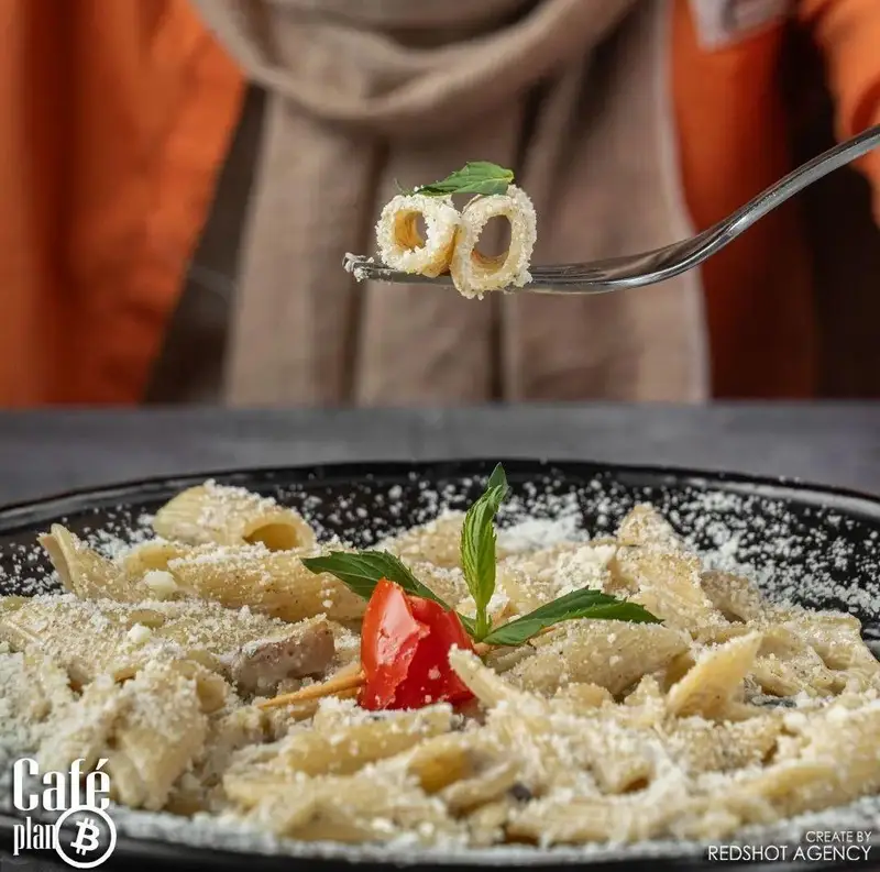 پاستای لذیذ و دلنشین کافه بیلیارد پلن بی، پوشیده از سس خامه و پنیر پارمزان فراوان، همراه با تزیینات زیبای نعنا و گوجه. تجربه‌ای از غذای ایتالیایی.