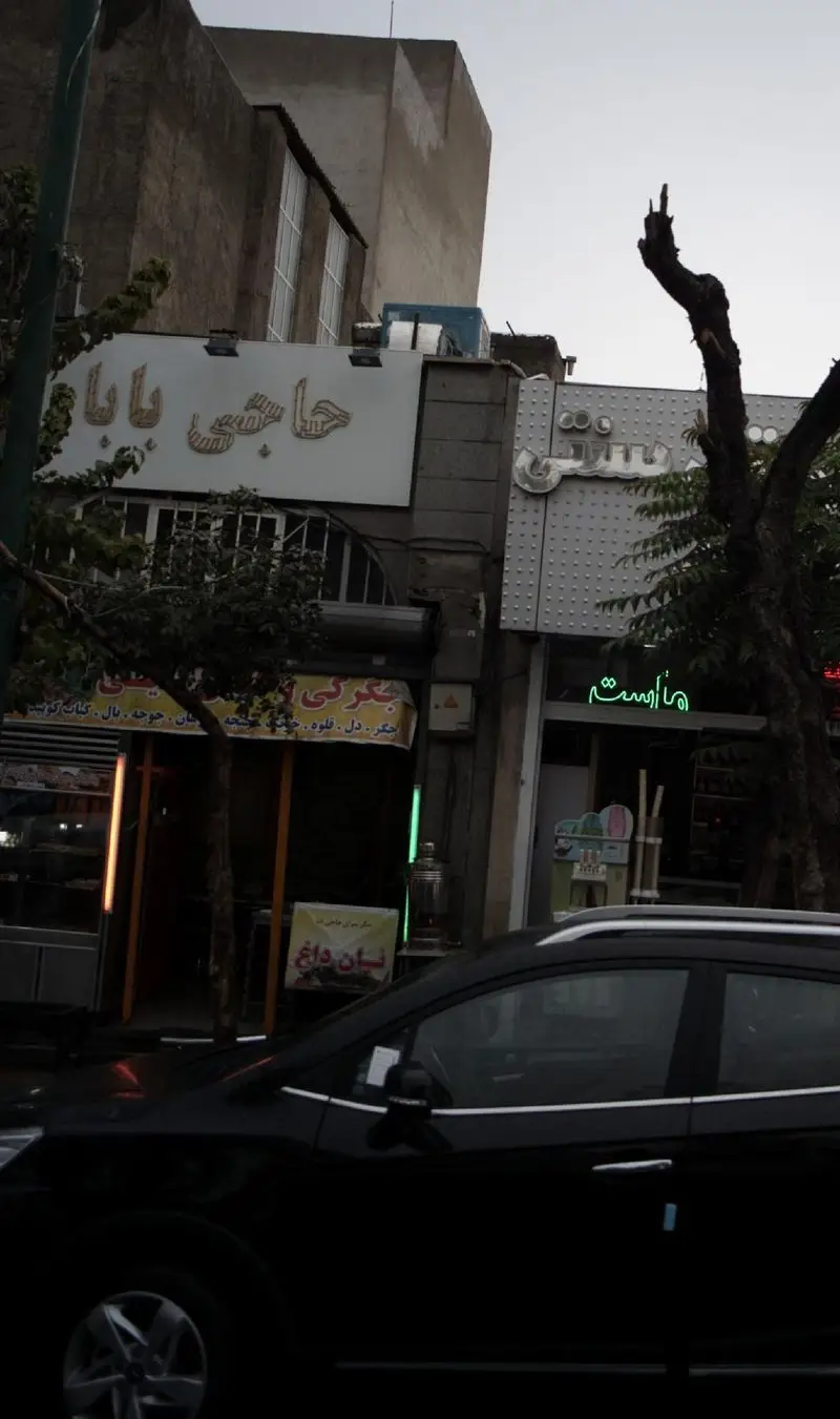 نمایی از جگرکی حاجی بابا در خیابان، با تابلوهای جگر، دل، قلوه، جوجه، بال، کباب کوبیده و نان داغ