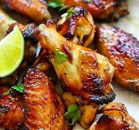 لذت طعم بی‌نظیر بال و کتف مرغ بریان کبابخانه دوزلی شعبه صادقیه، با لیمو تازه و سس مخصوص. بهترین کباب‌ها در تهران!