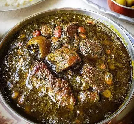 خورشت قورمه سبزی اصیل و خوشمزه با گوشت تازه در کبابخانه دوزلی شعبه صادقیه. لذت غذای سنتی ایرانی را تجربه کنید.