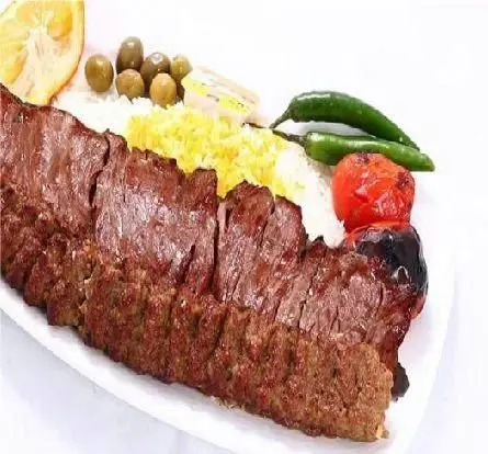 چلوکباب دو سیخ (برگ و کوبیده) ویژه کبابخانه دوزلی شعبه صادقیه. غذای سنتی ایرانی با برنج زعفرانی، گوجه و فلفل کبابی.