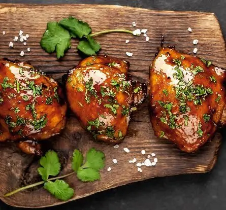 مرغ گریل شده و طعم‌دار با چاشنی‌های معطر از منوی کبابخانه دوزلی شعبه صادقیه، انتخابی دلپذیر برای تجربه طعم اصیل ایرانی.