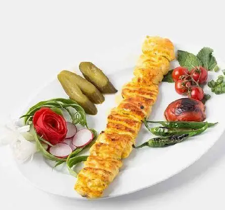 عکس جوجه کباب مخصوص و تازه کبابخانه دوزلی شعبه صادقیه با تزیینات زیبا و مخلفات اصیل ایرانی مانند خیارشور، گوجه کبابی و سبزیجات.