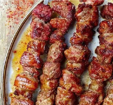 کباب چنجه تازه و آبدار کبابخانه دوزلی شعبه صادقیه، آماده سرو برای سفارشات آنلاین و حضوری. غذایی خوشمزه و باکیفیت.