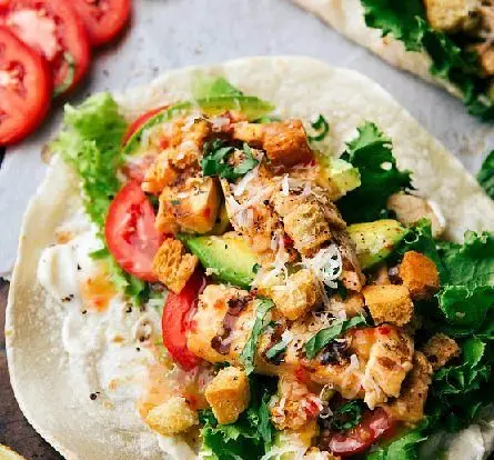 رول سزار مرغ تازه و دلپذیر دوزلی با آووکادو، گوجه، کاهو و پنیر پارمزان، از کبابخانه دوزلی شعبه صادقیه.