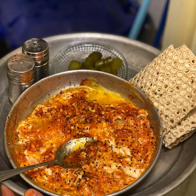 املت رنگارنگ و لذیذ کافه عربی میر مهنا، چاشنی‌دار با تخم‌مرغ و گوجه، همراه نان ویژه و ترشیجات. صبحانه‌ای خاطره‌انگیز.