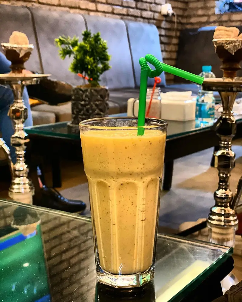 تصویری از اسموتی تازه و خوشمزه در کافه عربی میر مهنا. تجربه‌ای دلنشین با نوشیدنی‌های متنوع و فضای آرامش‌بخش قلیان.